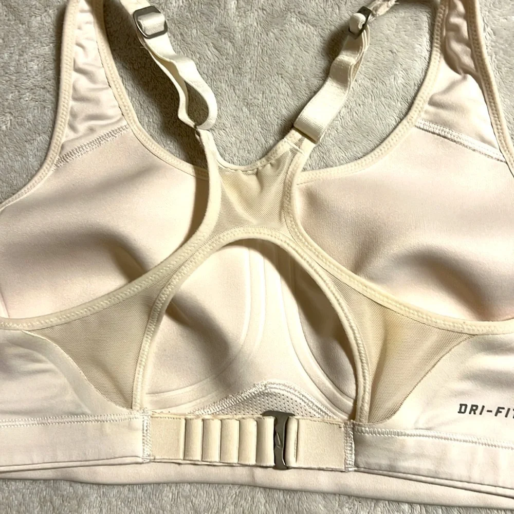 NIKE. DRI-FIT. white Woman Sport Bra. Size L, runs like M. Tags are removed.